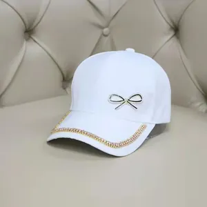 Casquette blanche avec nœud en strass et bordure étincelante décorée pour femme