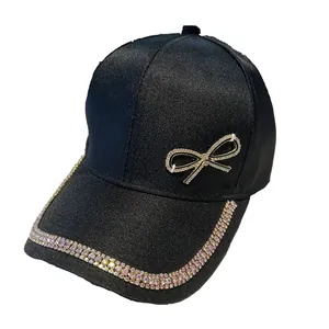 Casquette baseball en satin noir avec nœud en strass et bordure brillante pour femme