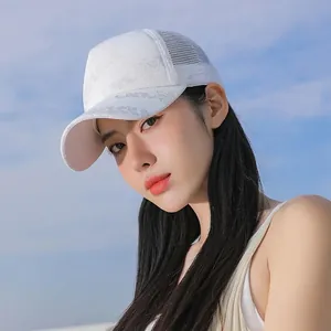 Dettaglio del cappellino bianco con rete traspirante e visiera curva per l'estate