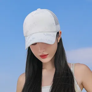 Vista dettagliata del cappellino da baseball bianco in mesh con stampa floreale