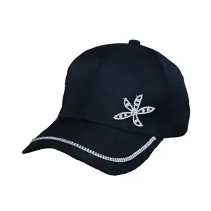 Berretto da baseball nero con motivo floreale di strass e tesa con cristalli
