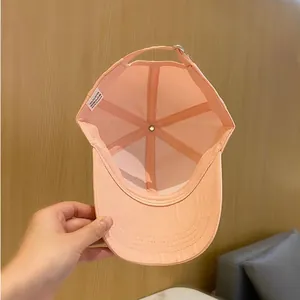 Dettaglio della struttura interna, etichetta in poliestere e cuciture del cappello rosa