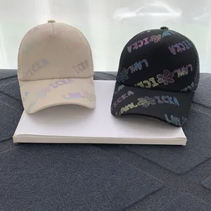 Berretto da baseball in mesh traspirante con fiori dorati e lettere in nero e beige
