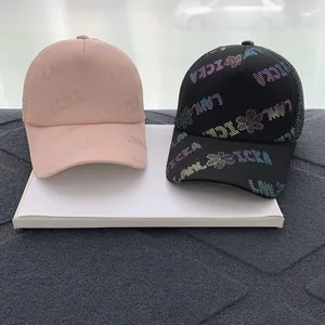 Berretti da baseball in rete da donna rosa e neri con scritte floreali dorate