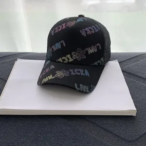 Dettaglio della stampa floreale e scritta LCKA su cappello trucker nero in rete