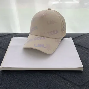 Dettaglio del cappello trucker beige con retro in rete e stampa ICEA viola sfumata