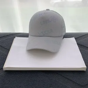 Dettaglio cappellino da baseball grigio in mesh con lettere olografiche e struttura