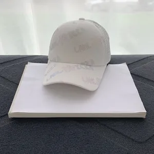 Dettaglio del cappellino da baseball bianco in mesh con motivi floreali e Little Luck