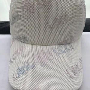 Dettaglio del cappellino bianco in mesh traspirante con stampa floreale a gradiente colorato