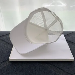 Dettaglio del cappellino trucker bianco traspirante in rete con visiera curva classica