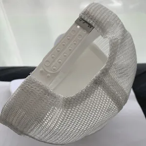 Dettaglio del cappello trucker bianco in mesh con chiusura snapback e etichetta logata
