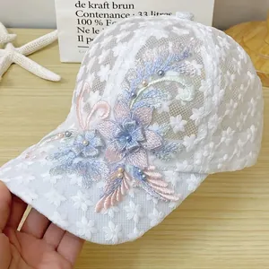 Detail der floralen Spitzen-Baseballkappe mit 3D-Stickerei und Perlenakzenten