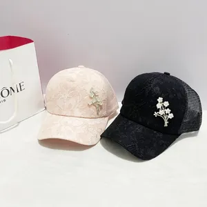 Casquette élégante en dentelle pour femme avec fleur en strass et maille respirante été