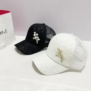 Casquette de baseball en dentelle élégante avec fleurs de perles en couleurs noir et blanc