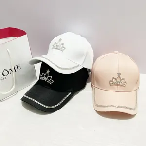 Cappellini da baseball alla moda con corona di strass in bianco, nero e rosa