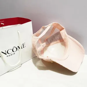 Détail de la casquette de baseball en maille rose respirante avec fleur en strass