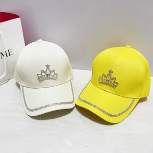 Berretti da baseball di lusso con corona di strass bianchi e gialli e bordo diamantato