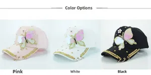 Detalle de gorras de béisbol rosa, blanca y negra con mariposa de lentejuelas y aros metal