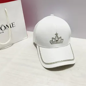 Dettaglio di un berretto bianco di lusso con corona di strass e tesa decorata con brillanti