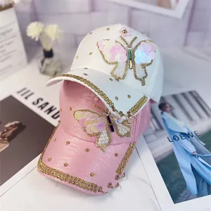 Gorras de béisbol de moda con mariposas de pedrería y colgantes de anillo en blanco y rosa