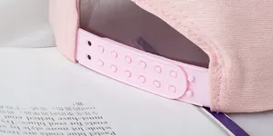 Detalle de gorra rosa con cierre ajustable de plástico y textura de tela de punto suave