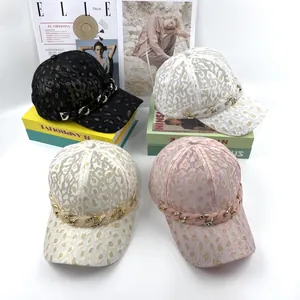 Détails de casquettes léopard en dentelle quatre couleurs avec chaînes dorées et textures