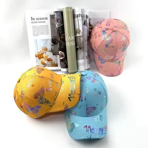 Tre cappellini da baseball in cotone rosa giallo e blu con stampa a farfalla parasole