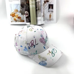 Dettaglio del cappellino bianco con stampa colorata di farfalle e stile graffiti