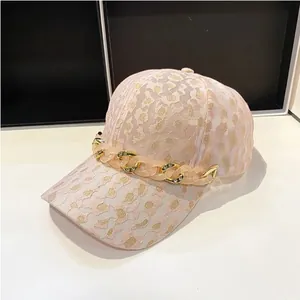 Casquette de baseball en dentelle rose avec imprimé léopard doré et chaîne en strass