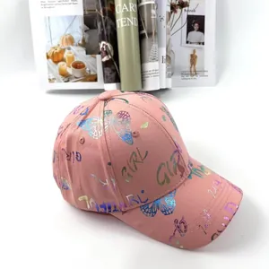 Dettaglio del cappellino rosa con stampa a farfalla olografica e scritta Girl
