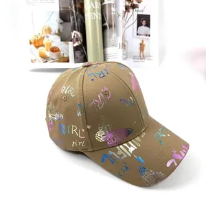Macro di farfalle laser colorate e scritta GIRL su cappellino da baseball kaki