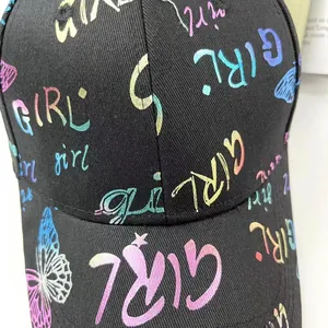 Dettaglio del cappello nero con lettere graffiti iridescenti e stampe di farfalle