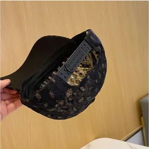 Vue détaillée de l'arrière d'une casquette en dentelle léopard avec fermeture snapback