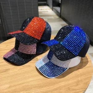 Details von vier bunten Strass-Baseballkappen mit funkelnden handgesetzten Kristallen