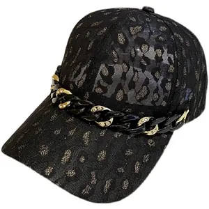 Casquette noire en dentelle avec imprimé léopard doré, chaîne et strass brillants