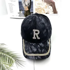 Vue détaillée de la casquette tie-dye en coton avec lettre R en strass et bord orné
