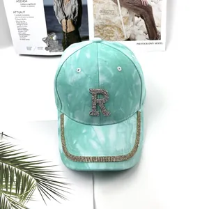 Détails de l'emblème R en strass sur la casquette tie-dye vert menthe de haute qualité