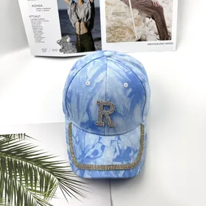 Vue détaillée de la casquette tie-dye avec logo R en strass et bordure cristalline
