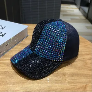 Detail einer Luxus-Baseballkappe mit schimmernden schwarzen und lila Strasssteinen