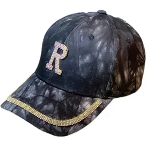 Casquette tie-dye avec lettre R en strass et cristaux brillants sur la visière