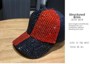 Detail der zweifarbigen Baseballkappe mit 8cm Krempe und funkelnden Strasssteinen auf Holz