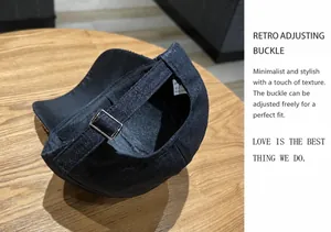 Detail der dunkelblauen Denim-Kappe mit dem verstellbaren Metallschnallenverschluss