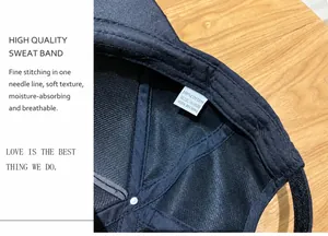 Detail des 100% Baumwoll-Schweißbands und des weißen Pflegeetiketts auf der schwarzen Kappe