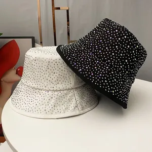 Bobs chic en coton noir et blanc ornés de strass colorés avec un style à large bord