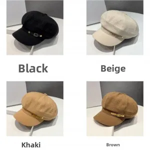 Collage van vier getextureerde krantenjongenspetten in zwart, beige, khaki en bruin