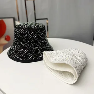 Détails de bobs en coton noir et blanc ornés de strass étincelants pour un look scintillant