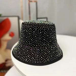 Détail des strass colorés étincelants sur la surface d'un bob en coton noir pour femme