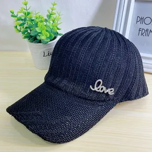 Gros plan de la casquette de baseball noire tricotée avec lettrage LOVE en strass
