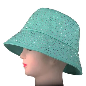 Détail du chapeau bob vert menthe orné de strass colorés sur tête de mannequin