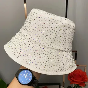 Chapeau bob en coton blanc avec strass brillants pour un look à la fois chic et tendance